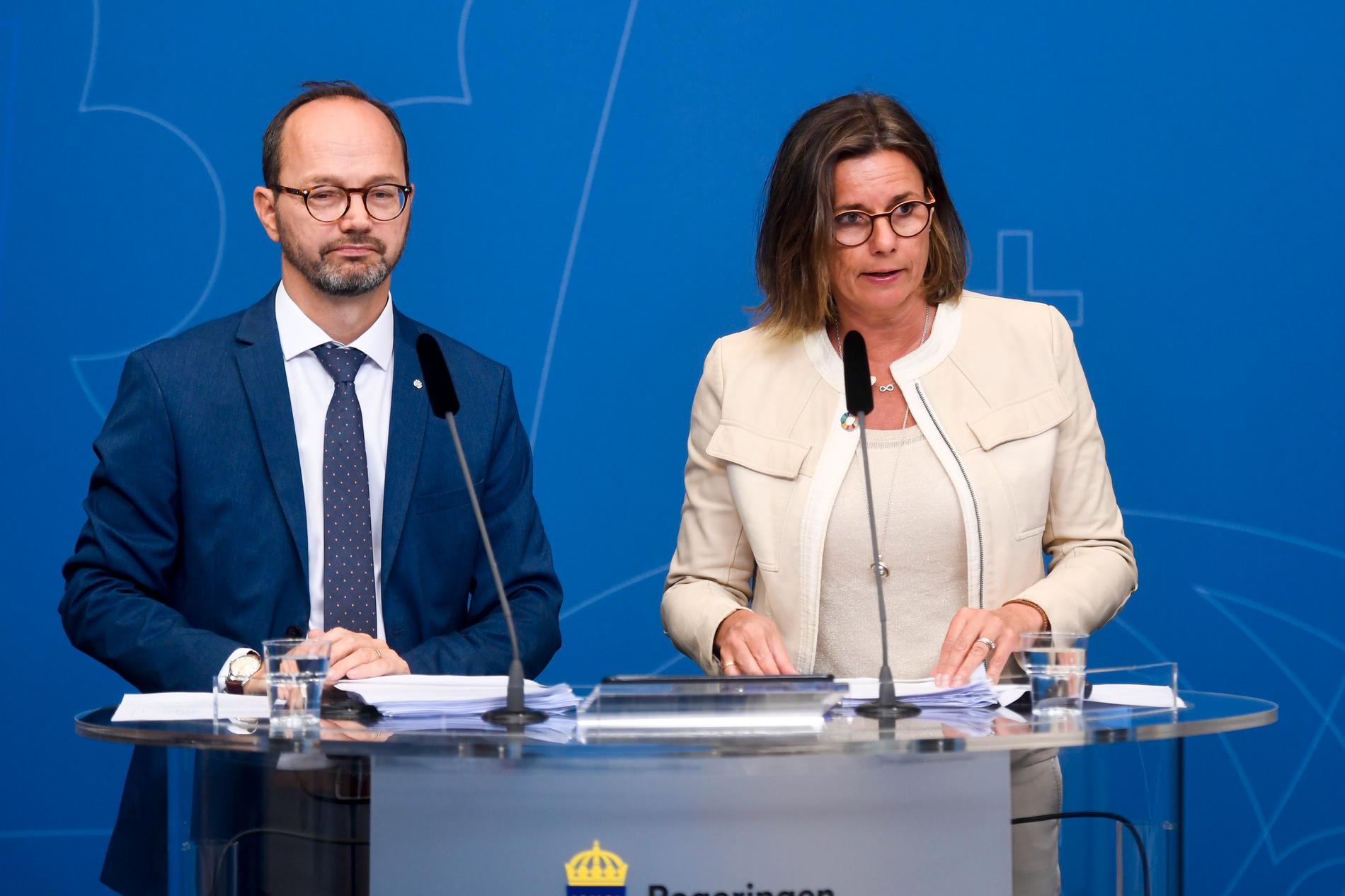 Infrastrukturminister Tomas Eneroth (S) och klimatminister Isabella Lövin (MP) presenterar regeringens plan för vägar, sjöfart och järnväg de närmaste tio åren.