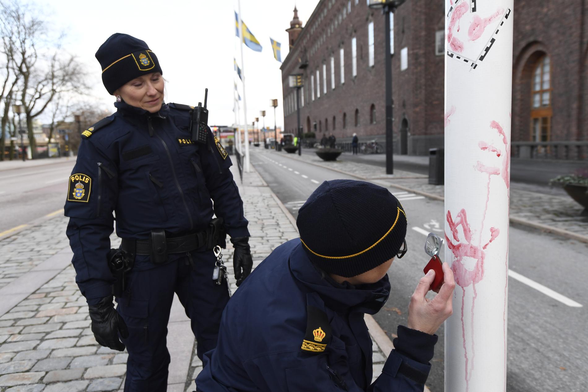 Natten till måndagen greps nämligen en man misstänkt för skadegörelse vid Stadshuset i Stockholm – platsen för Nobelfesten.