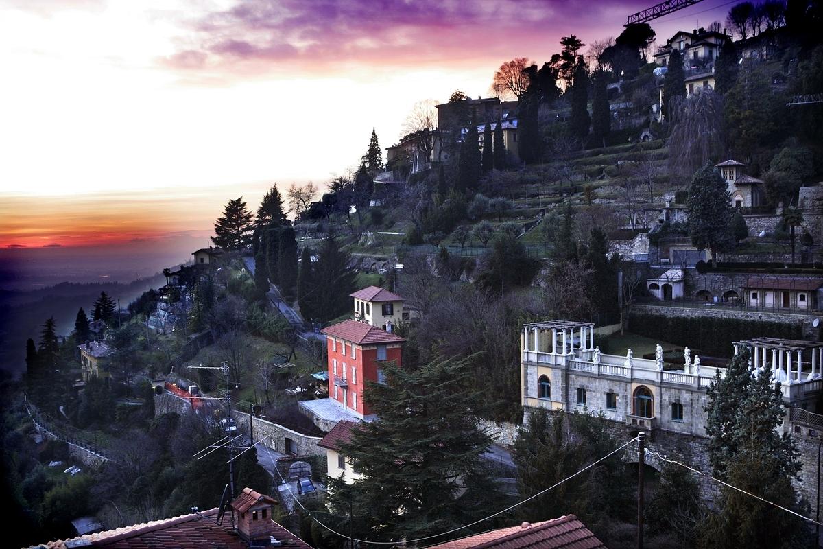 Solen går ner och kvällen börjar i Bergamo. Då är det dags att ta bergbanan upp till Città Alta för att äta middag på en de många mysiga restaurangerna.