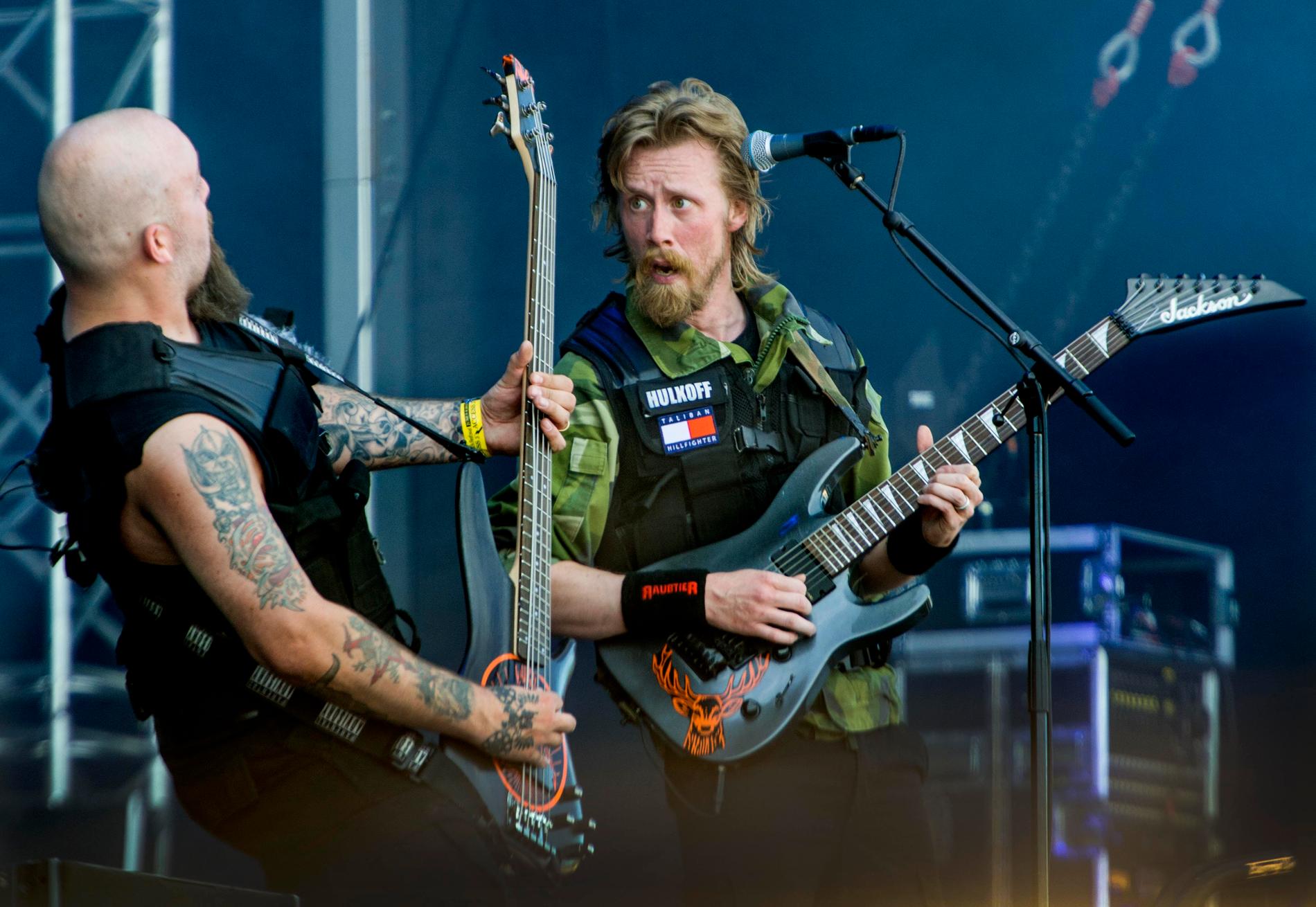 Delar av bandet Raubtier under en spelning på Sweden Rock Festival – till höger bandets frontman Pär Hulkoff.