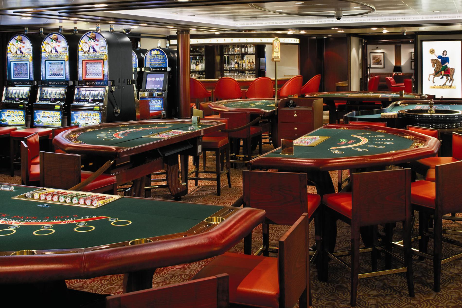 Kasinot brukar vara rederiernas bästa kassako och självklart finns ett även på Silver Spirit, som bland annat ordnar blackjack-turneringar.