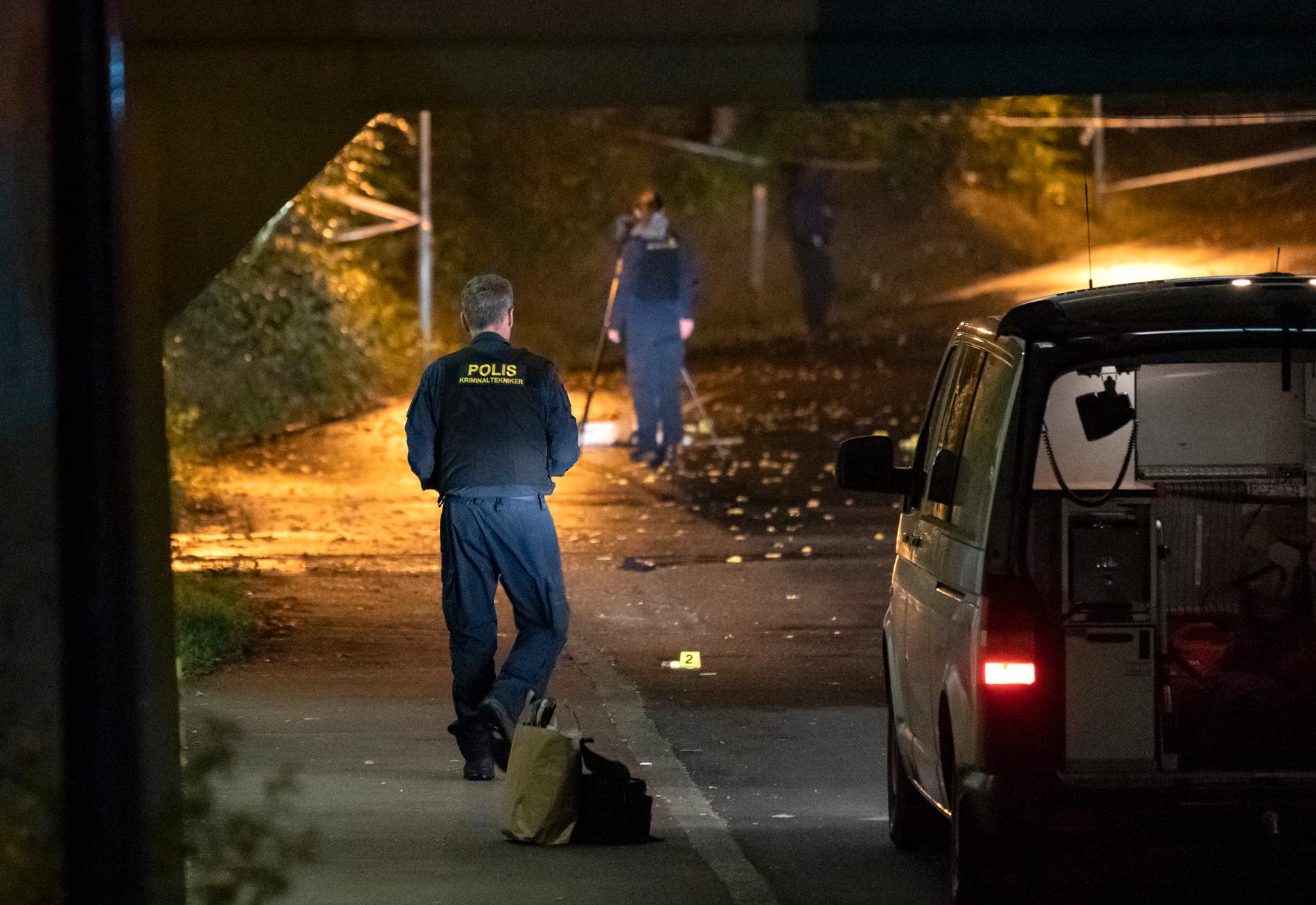 Polisens kriminaltekniker på plats efter skottlossningen i Helsingborg natten mot torsdag.