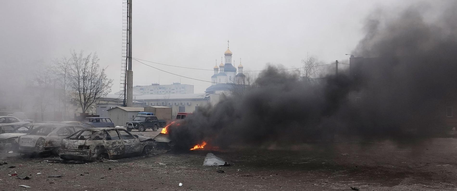 Utbrända bilar efter raketattacken mot bostadsområde i Mariupo i Ukraina.