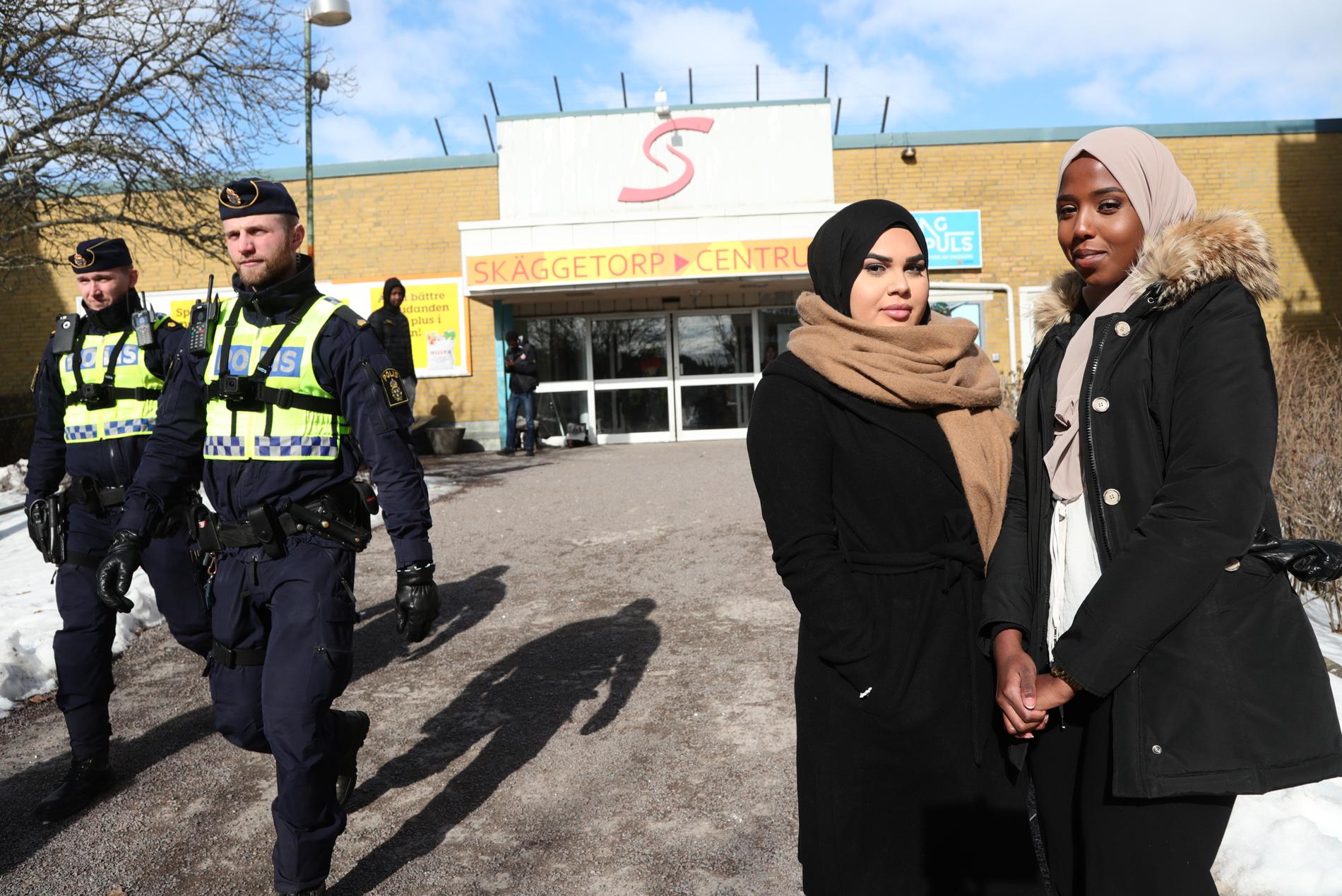 Hoda Al-Najjar och Mariam Cawale i Skäggetorps centrum i Linköping. Skäggetorp har klassats som ett särskilt utsatt område, men tjejerna är inte oroade för brottslighet. "Här kan jag gå två på natten och känna mig trygg, det skulle jag aldrig våga i stan", säger Mariam Cawale.