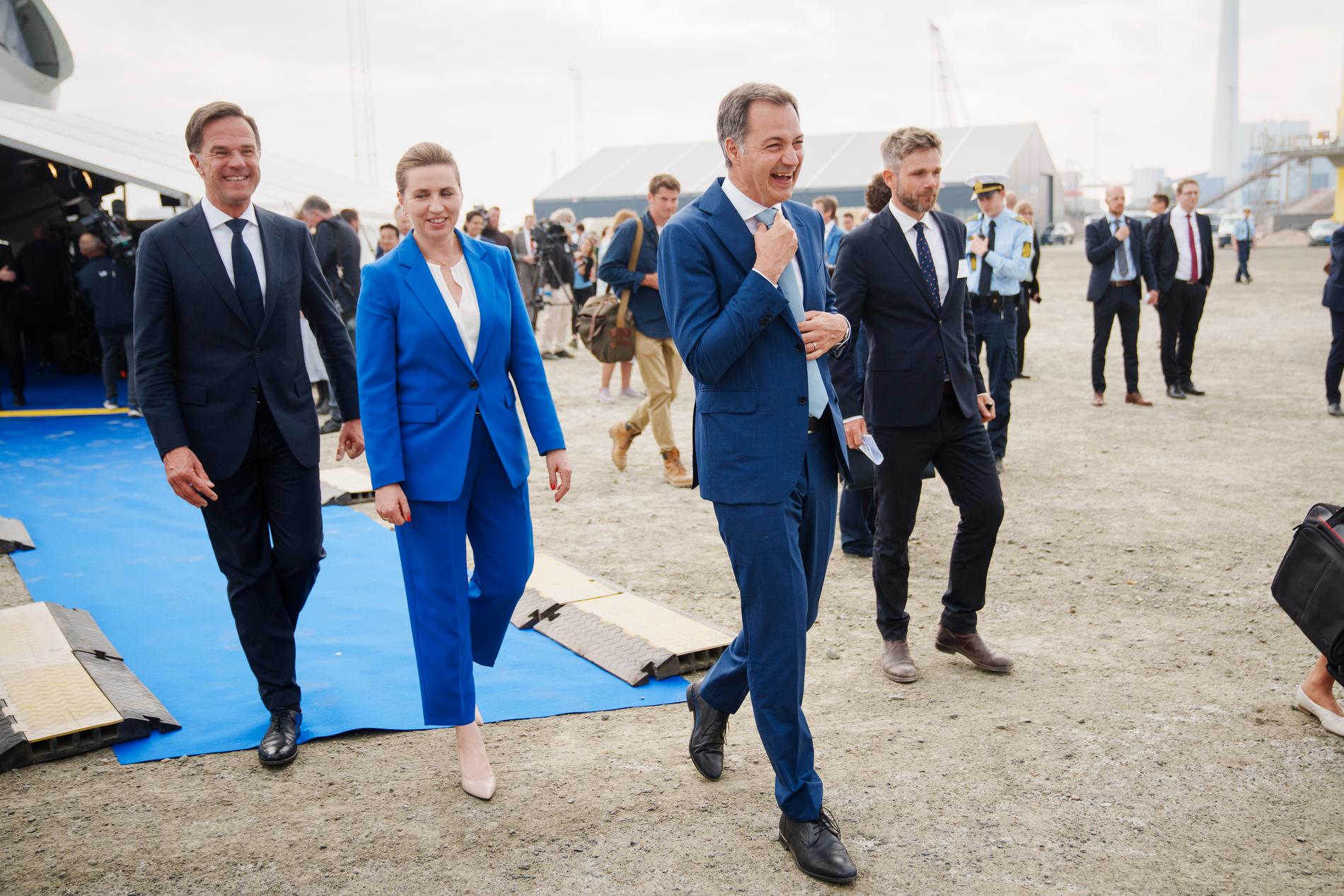 Nederländernas premiärminister Mark Rutte, Danmarks statsminister Mette Frederiksen och Belgiens premiärminister Alexander De Croo på väg till presskonferensen efter tillkännagivandet av det nya avtalet.