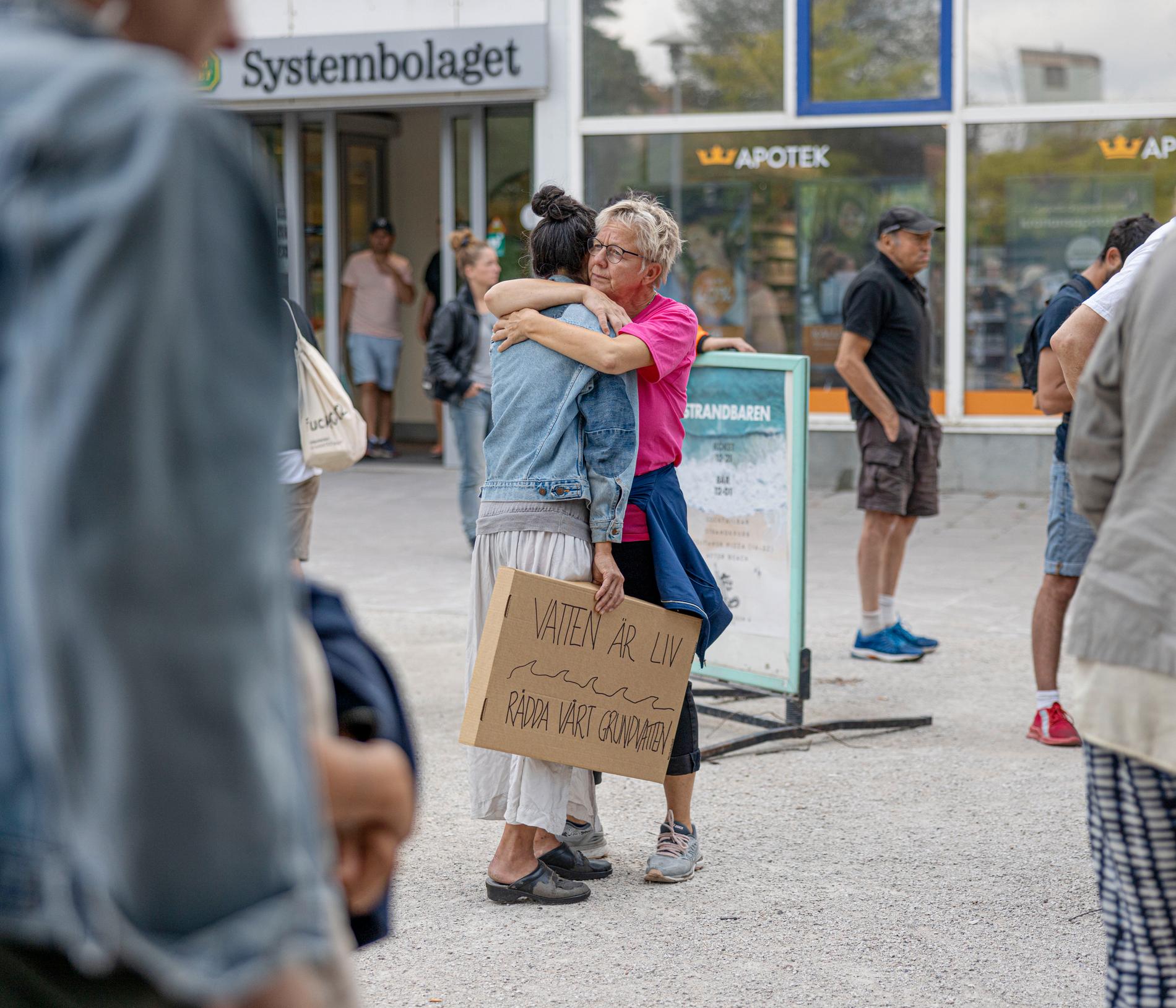 Samma dag som klimataktivisterna genomför sin aktion, hålls en vanlig demonstration mot Cementa. De som deltar oroar sig främst över grundvattenfrågan.
