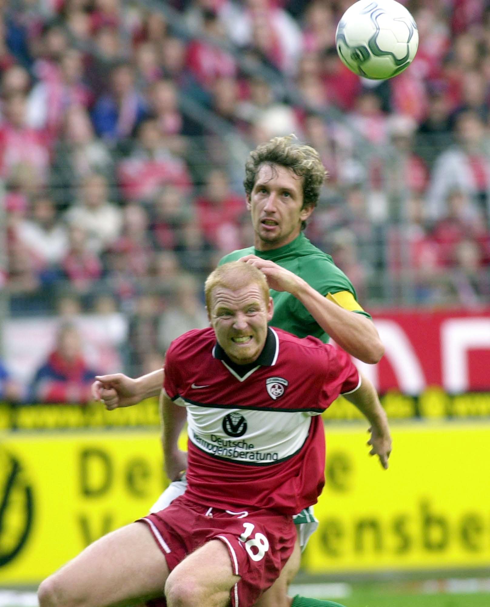 Pettersson i närkamp med Werder Bremens Frank Baumann.