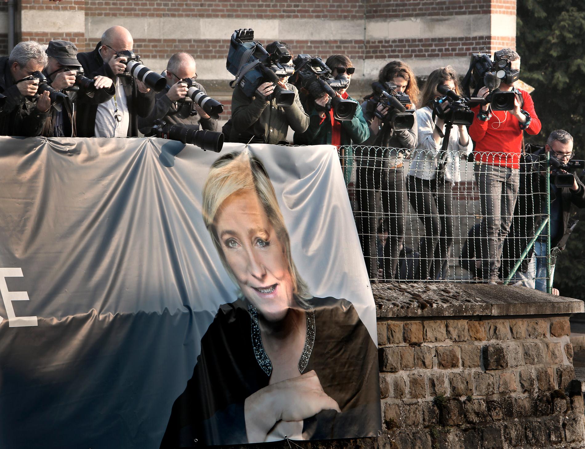 Marine Le Pen anländer till sitt sista valmöte.