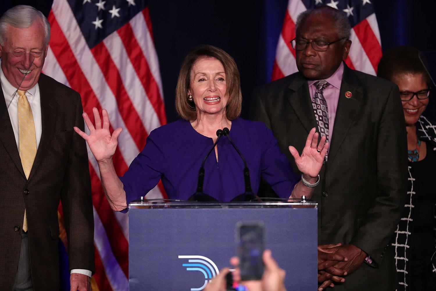Nancy Pelosi håller tal i det demokratiska partihögkvarteret i Washington.