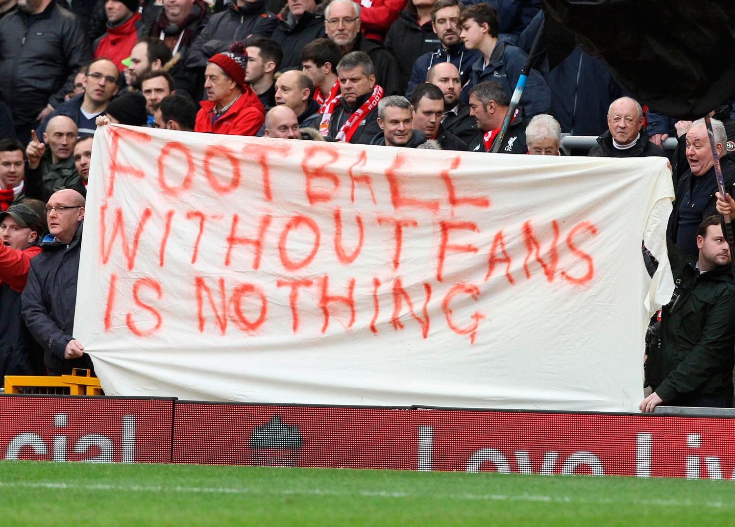 Liverpool-fansen har protesterat vilt mot de höjda biljettpriserna.