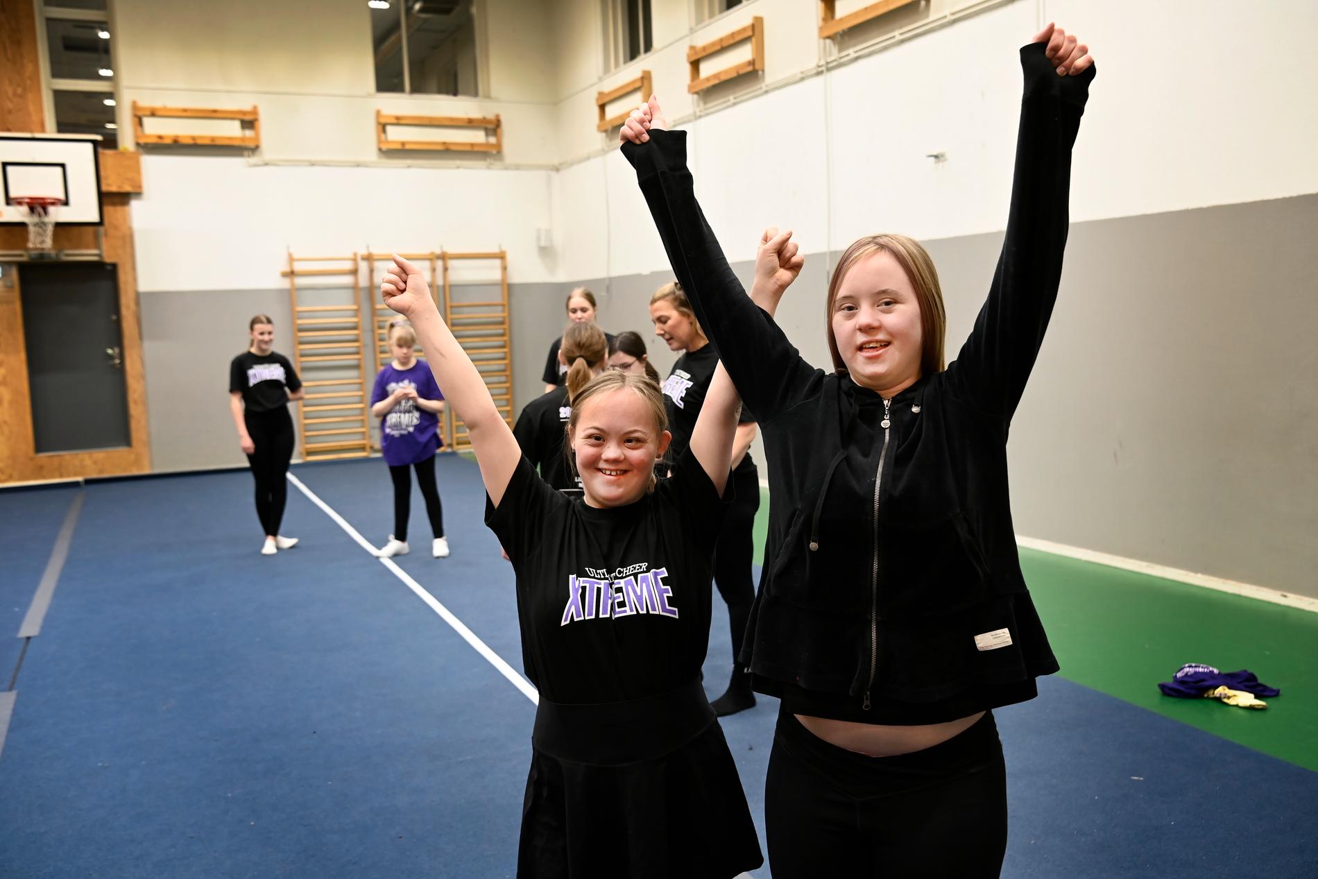 Vännerna Linnea Wiklund och Cecilia Stjärnfeldt är med i cheerleading-gruppen BLISS.