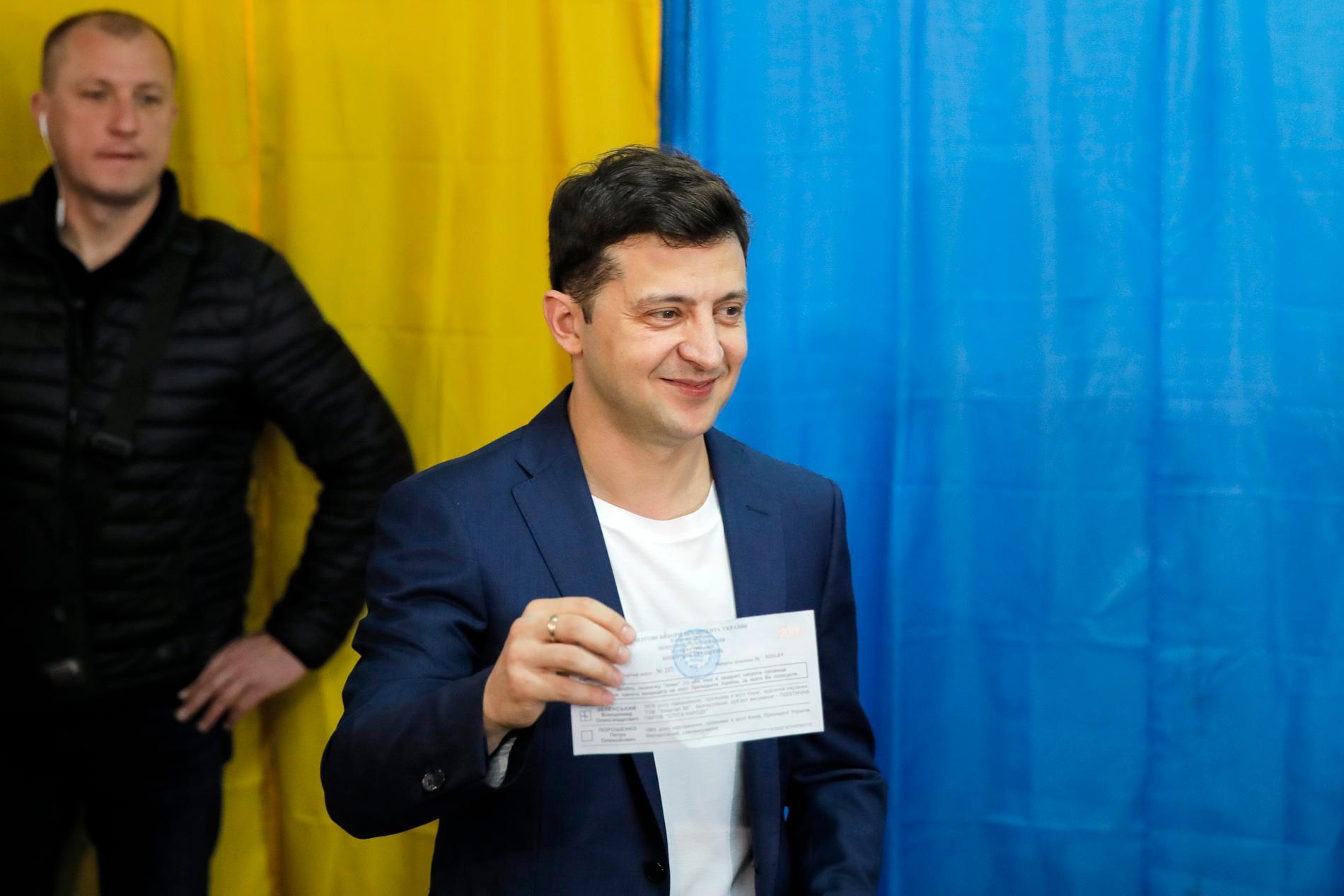 Komikern och skådespelaren Volodymyr Zelenskyj ser ut att vinna Ukrainas presidentval