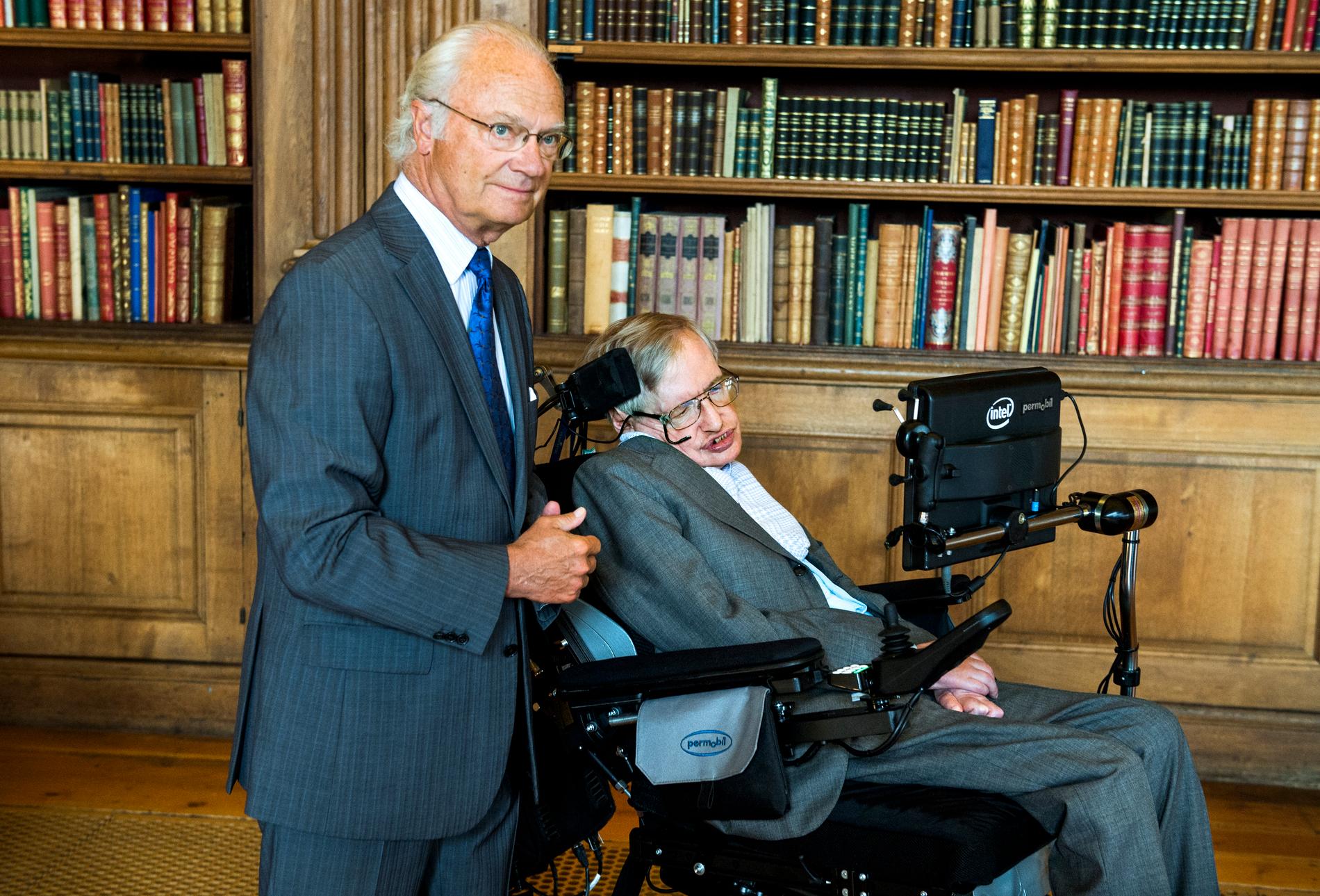Sveriges kung Carl XVI Gustaf träffar Stephen Hawking på kungliga slottet i Stockholm 2015.