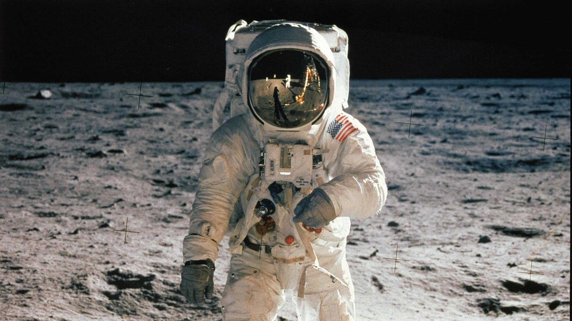 Den 20 juli 1969 landade Neil Armstrong och Edwin Aldrin på månen. Fast enligt en konspirationsteori spelades allt in i en tv-studio.
