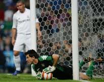 Real Betis målvakt Contreras tog allt när Real Madrid och Ronaldo (i bakgrunden) förgäves försökte spräcka nollan.