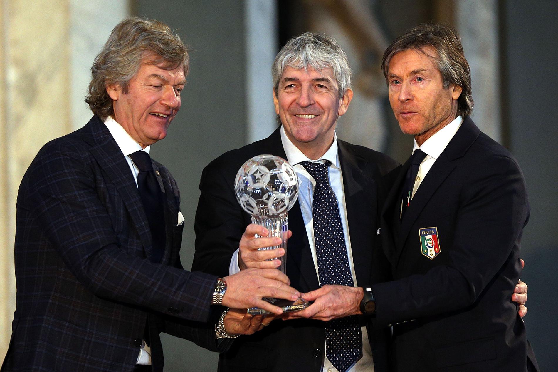 Paolo Rossi (i mitten) blev invald i det italienska fotbollsförbundets Hall of Fame 2017.