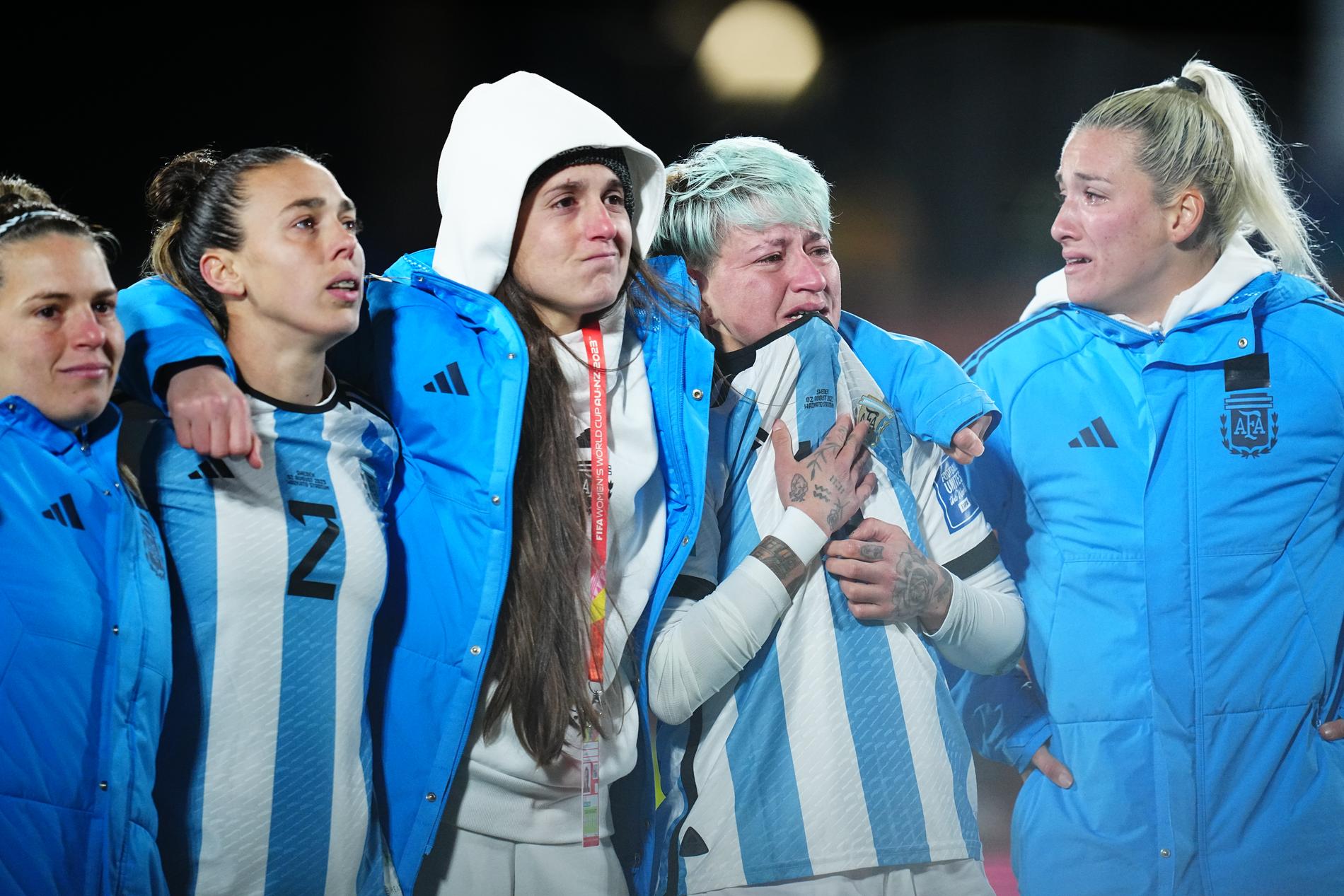 Argentinska spelare i tårar efter matchen mot Sverige. 