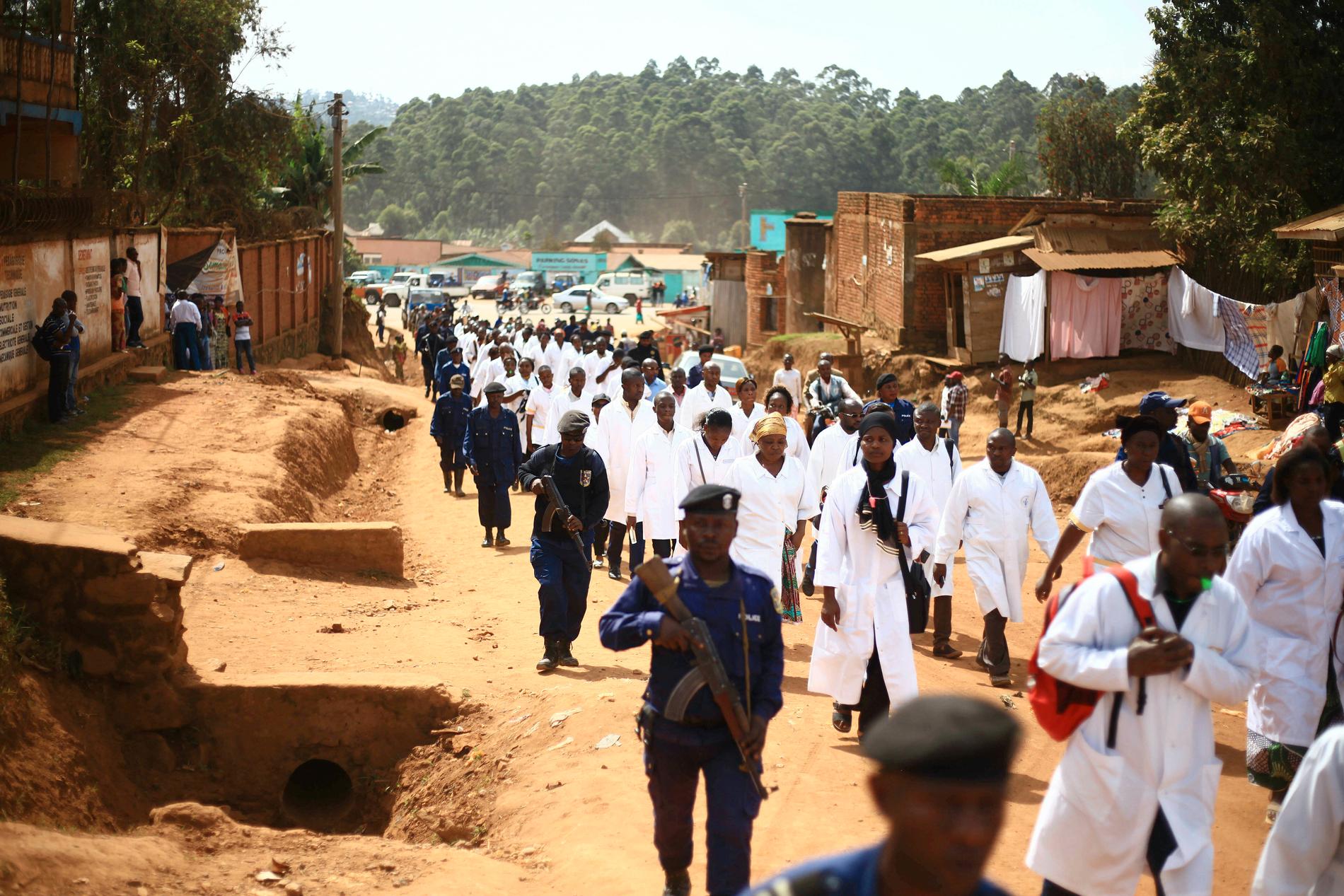 Läkare och sjukvårdspersonal marscherar i staden Butembo i Kongo-Kinshasa i protest mot att en epidemiolog från Kamerun skjutits ihjäl under sitt arbete mot ebola i april, 2019.