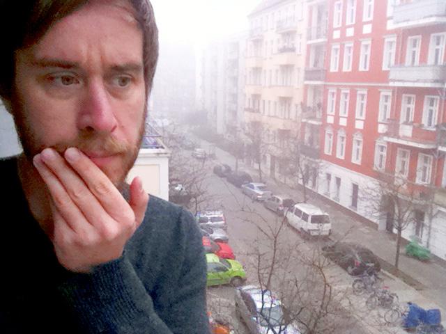 Aftonbladets medarbetare Benjamin Ekroth siktar turister från sin lägenhet i centrala Berlin.