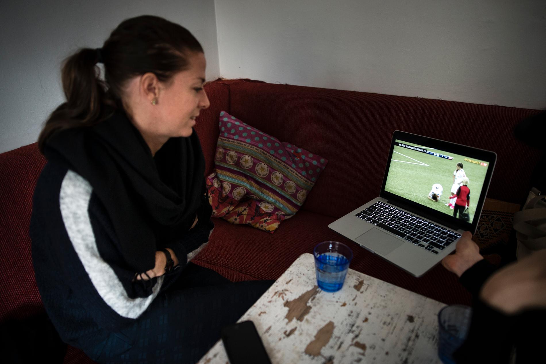 Sportbladet träffade också Lotta Schelin för ett år sedan. På datorn syns en av sekvenserna där hon fick smäll mot huvudet.