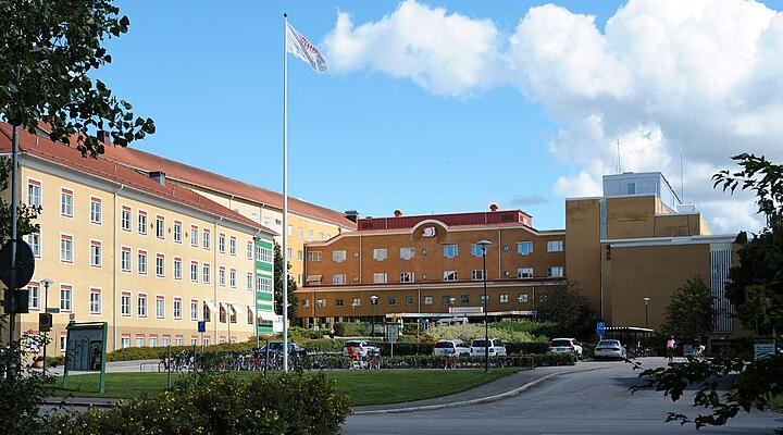 På Kullbergska sjukhuset i Katrineholm är situationen minst sagt ansträngd – men regionen tillåter inte att man anställer mer personal. 