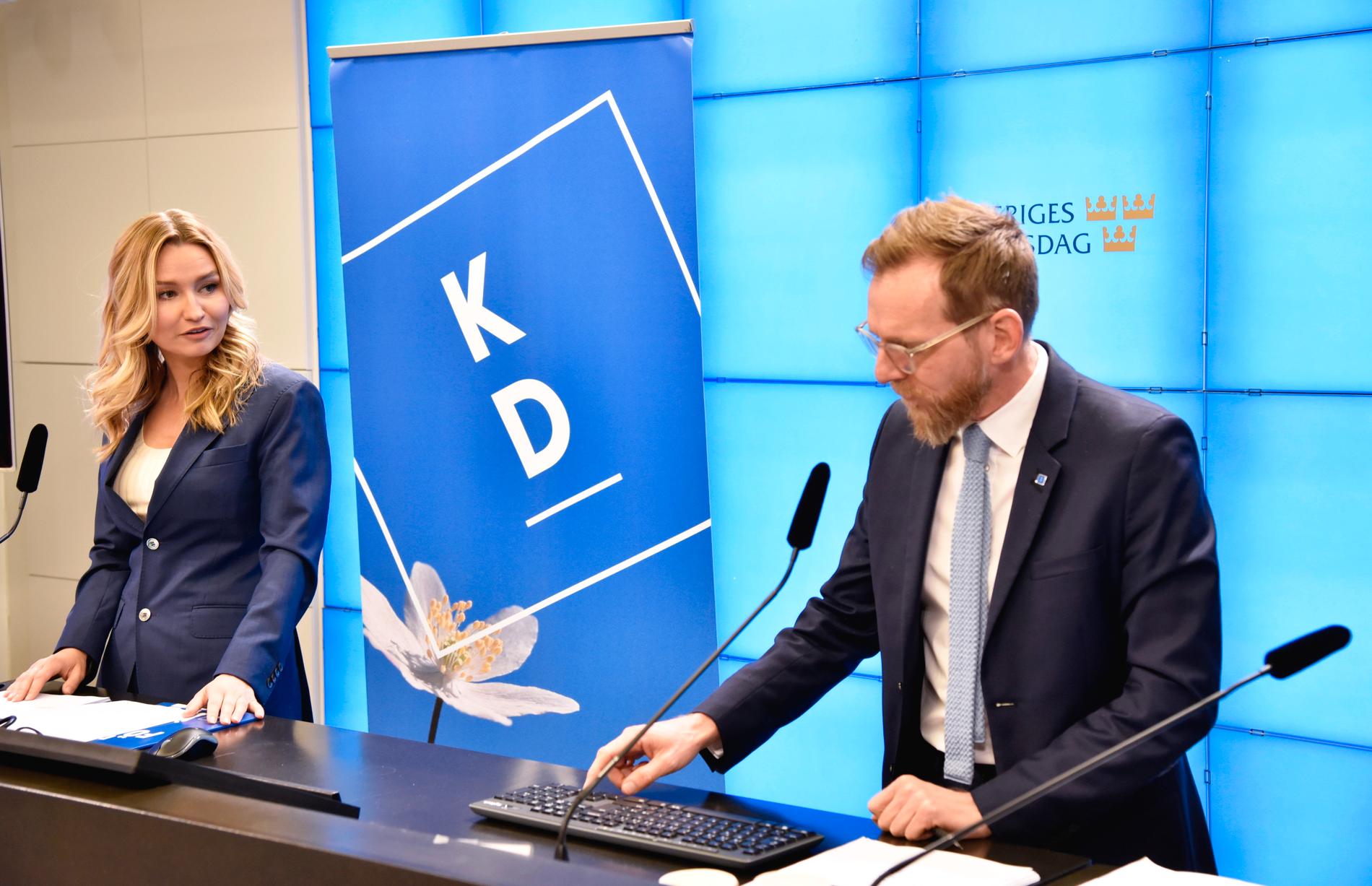 Kristdemokraternas partiledare Ebba Busch (KD) och ekonomisk-politiska talesperson Jakob Forssmed presenterar partiets skuggbudget under en pressträff i riksdagens presscenter.