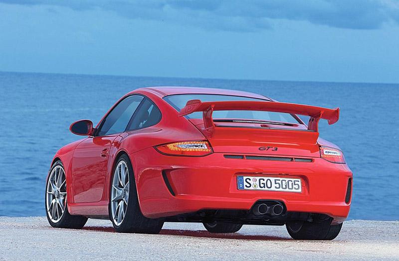 Porsche är i uppdateringstagen. 911-serien har fått 3,8-litersmotor och direktinsprutning samt dubbelkopplingslådan PDK.