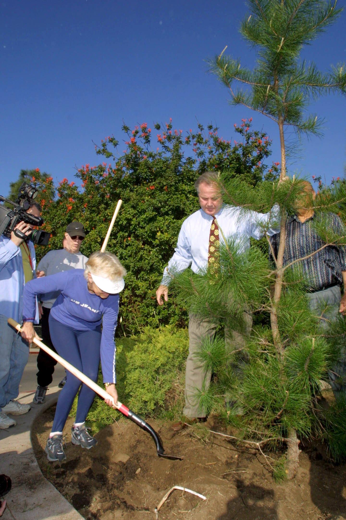 George Harrisons minnesträd planteras 2002.