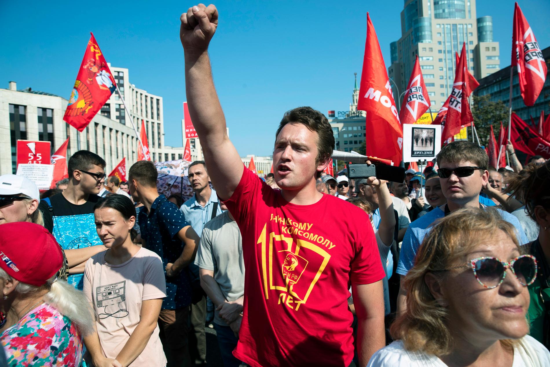Minst 6 000 personer deltog enligt polisen i Kommunistpartiets demonstration i Moskva mot den ryska regeringens planer på en höjning av pensionsåldern.