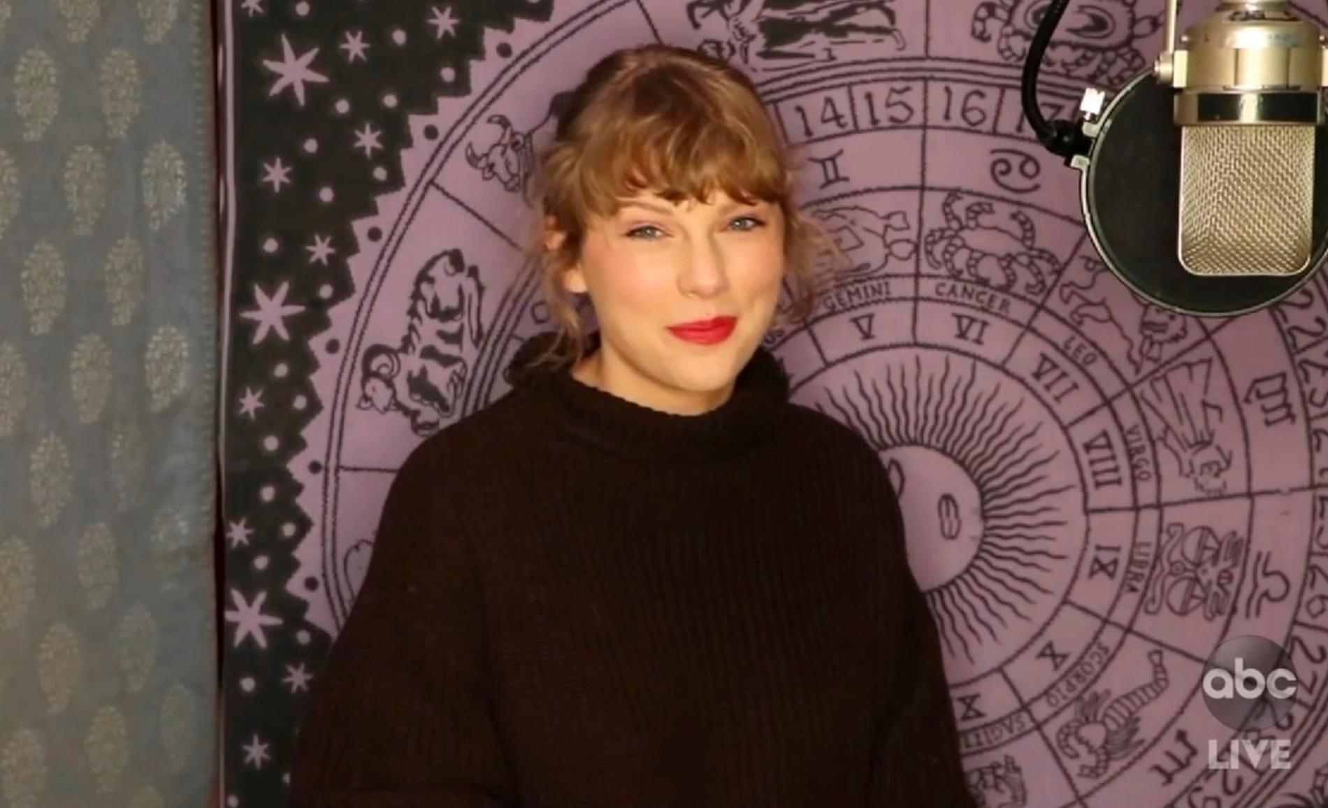 Taylor Swift tar emot priset för årets artist, via videolänk.