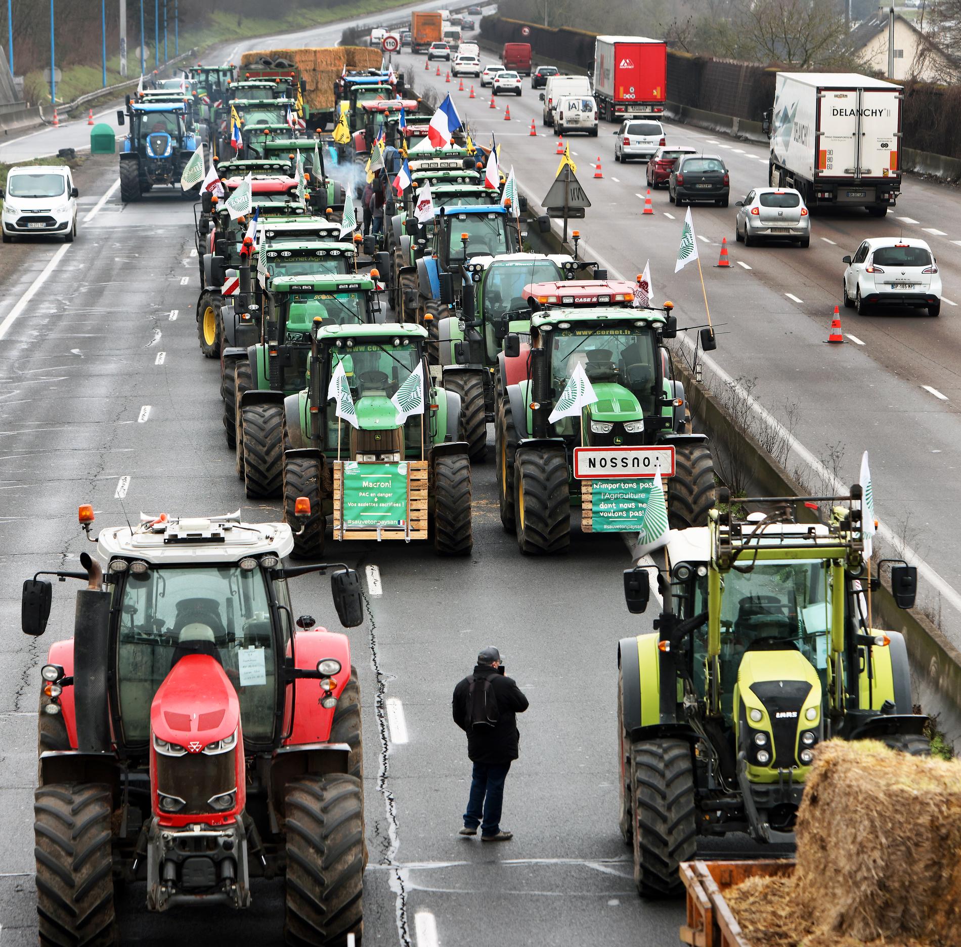 A6-motorvägen från södra Frankrike mot Paris blockeras av bönder.
