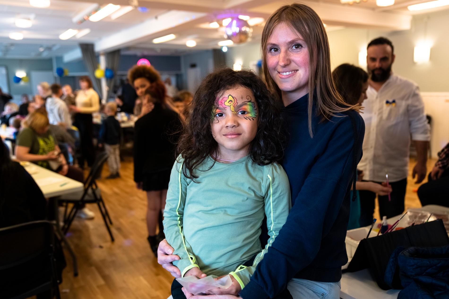 Olga Stepanchenko och hennes dotter Amanda, 5, från Kamianske är två av deltagarna på Playfriends for refugeekids och som uppskattade föreställningen.
