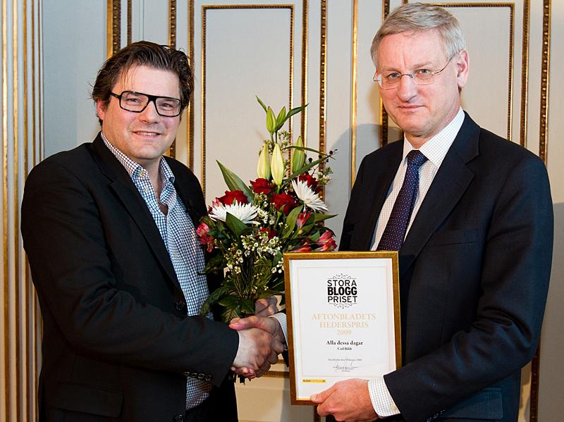 Aftonbladets chefredaktör Jan Helin delar ut Stora Bloggprisets hederspris till Carl Bildt.