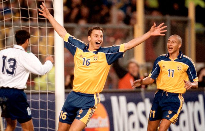 Zlatans första landslagsmål kom den 7 oktober 2001 i VM-kvalmatchen mot Azerbajdzan (seger, 3-0). Här jublar Zlatan tillsammans med Henke.