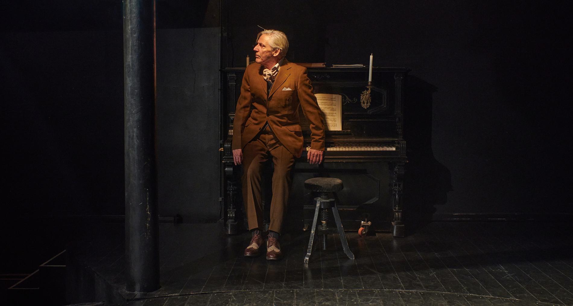 Staffan Göthe och ett piano i ”De perversa” på Strindbergs Intima Teater.