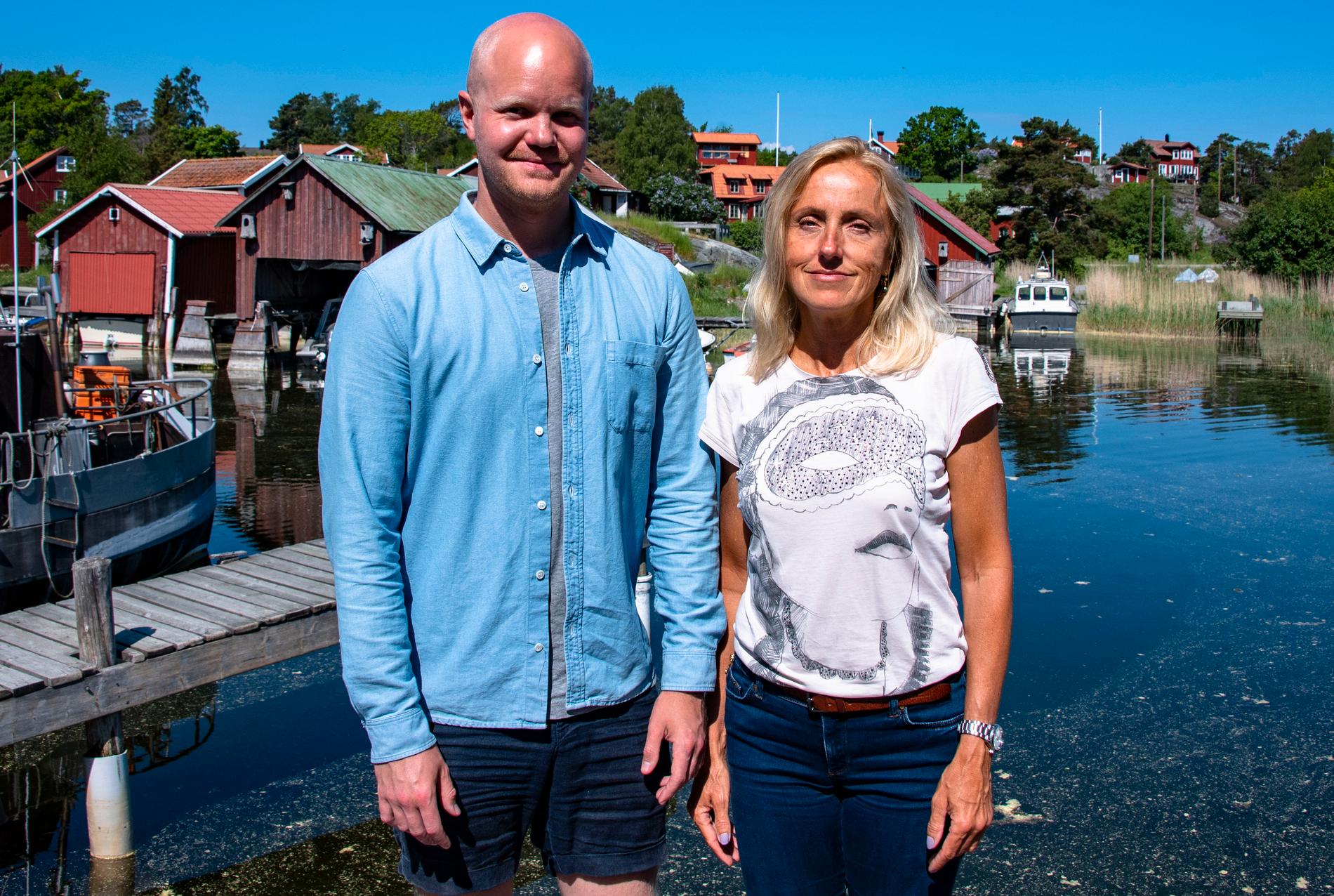 Aftonbladets Adam Westin och Lotte Fernvall på plats på Möja.