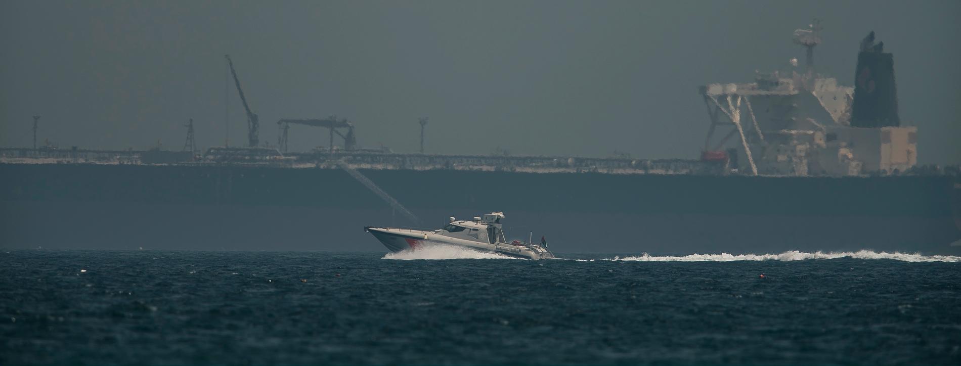 Kustbevakningen kör förbi en oljetanker utanför Fujairahs kust i Förenade arabemiraten i samband med sabotaget den 13 maj i år. Arkivbild.