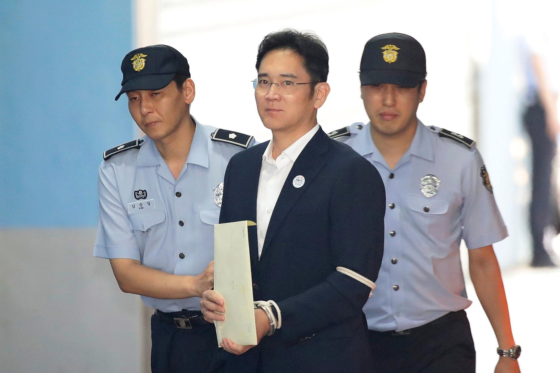 Lee Jae-Yong anländer till rätten.