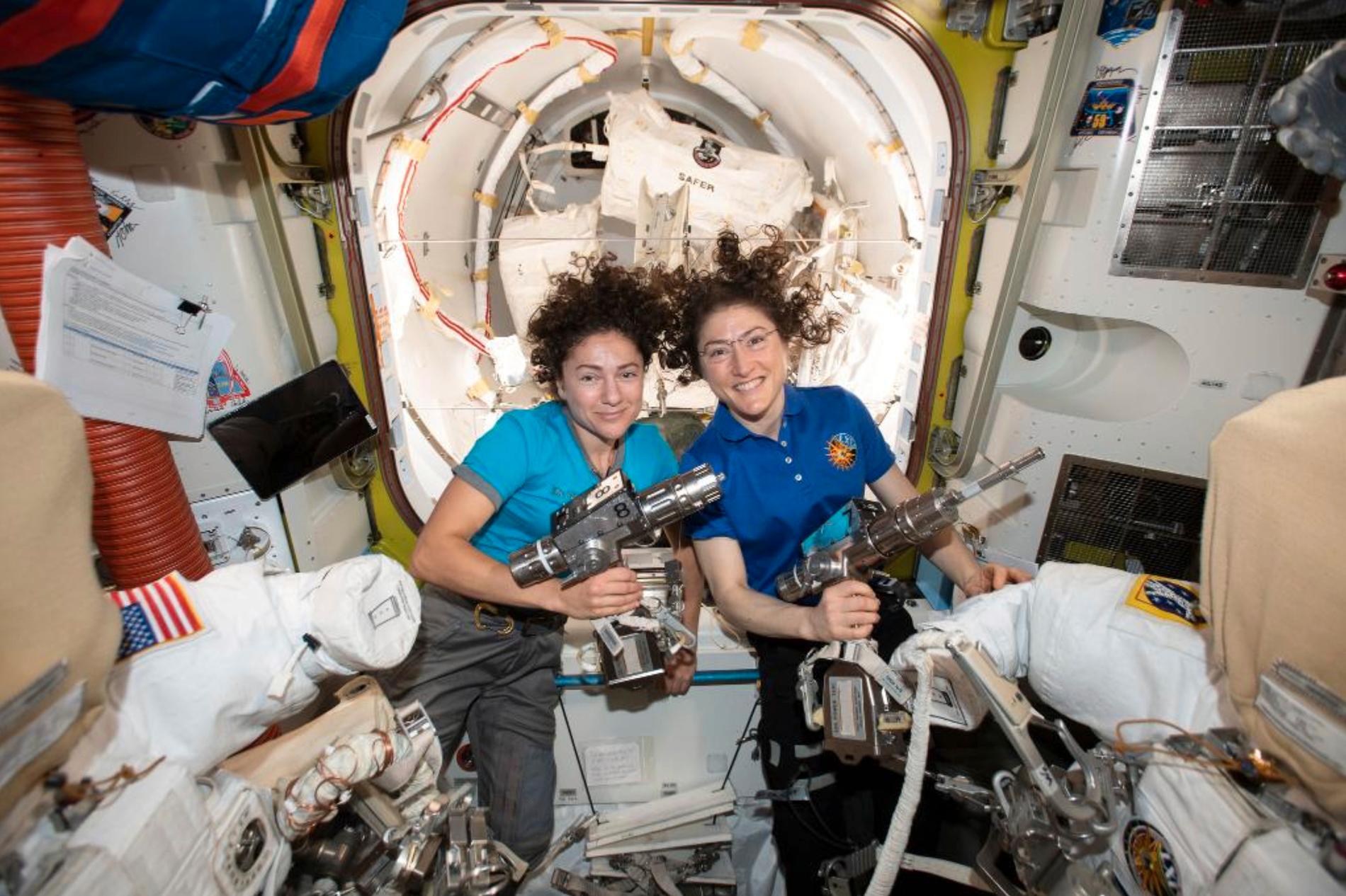 Astronauterna Jessica Meir, till vänster, and Christina Koch i den internationella rymdstationen ISS.