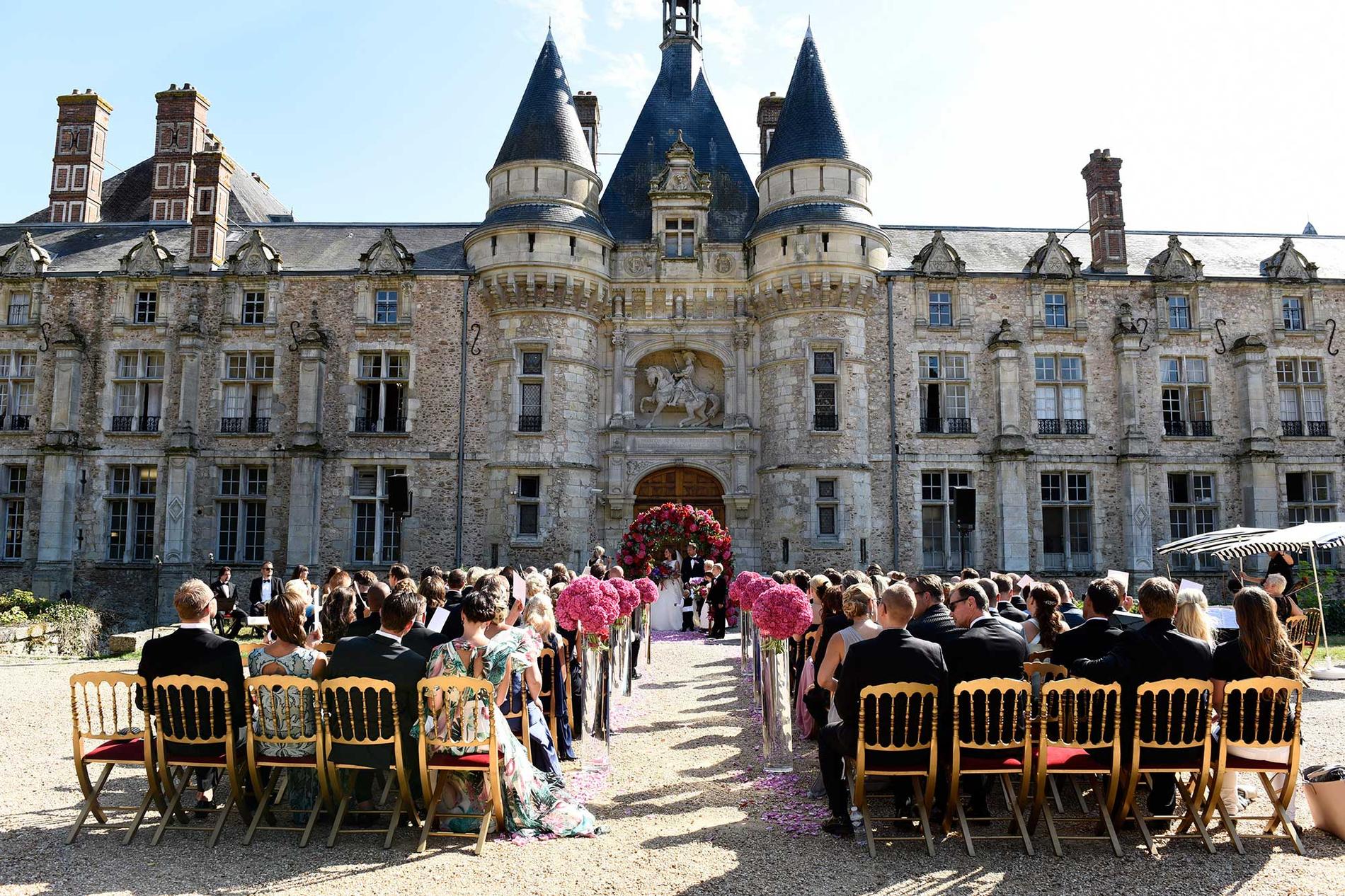 Vigseln ägde rum framför pampiga Chateau d'Esclimont utanför Paris, inför runt 120 inbjudna gäster.