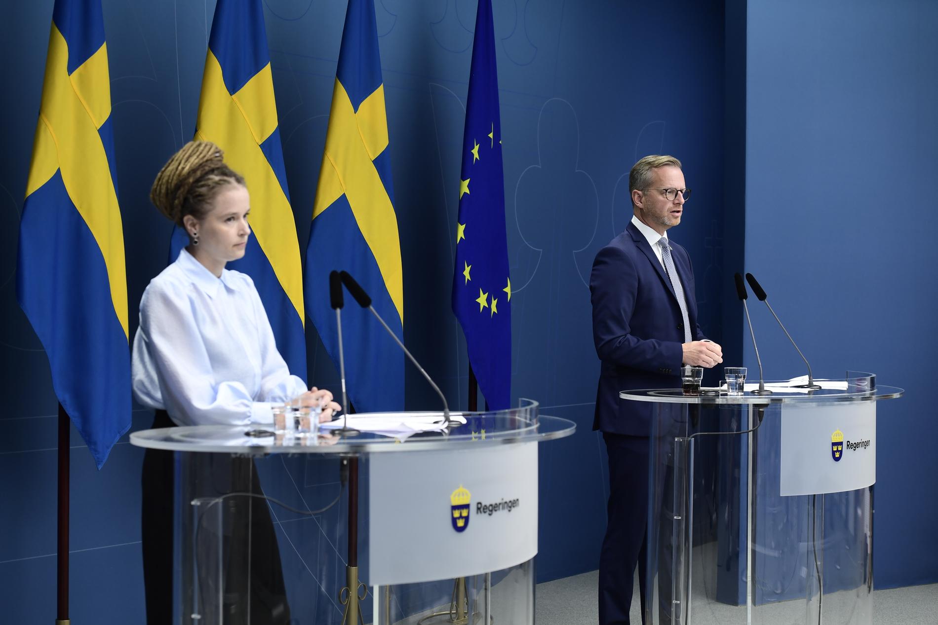 Kultur- och idrottsminister Amanda Lind och inrikesminister Mikael Damberg på pressträffen. 