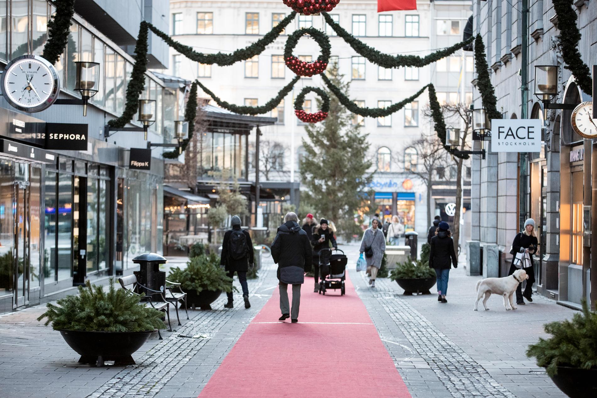 Svenskarna håller hårt i slantarna under årets julhandel.