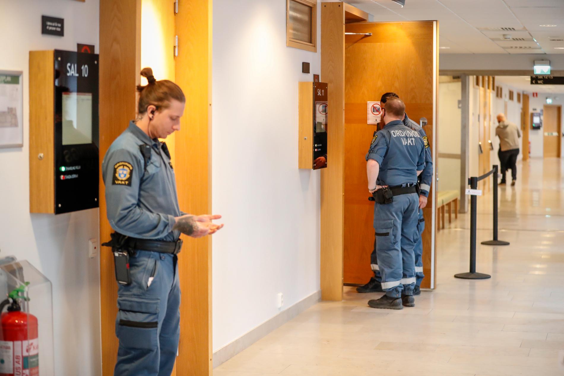 Efter en lång häktningsförhandlingen i Uppsala tingsrätt låses den misstänkte toppjuristen in som misstänkt för våldtäkt.