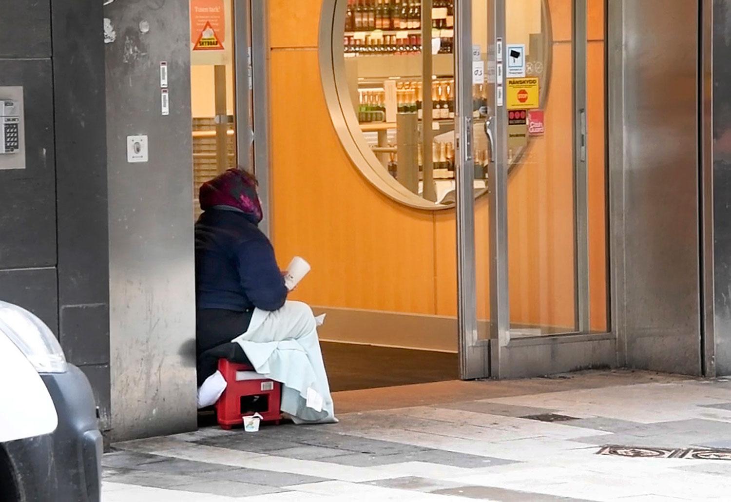 En tiggande kvinna utanför Systembolaget i Eskilstuna.