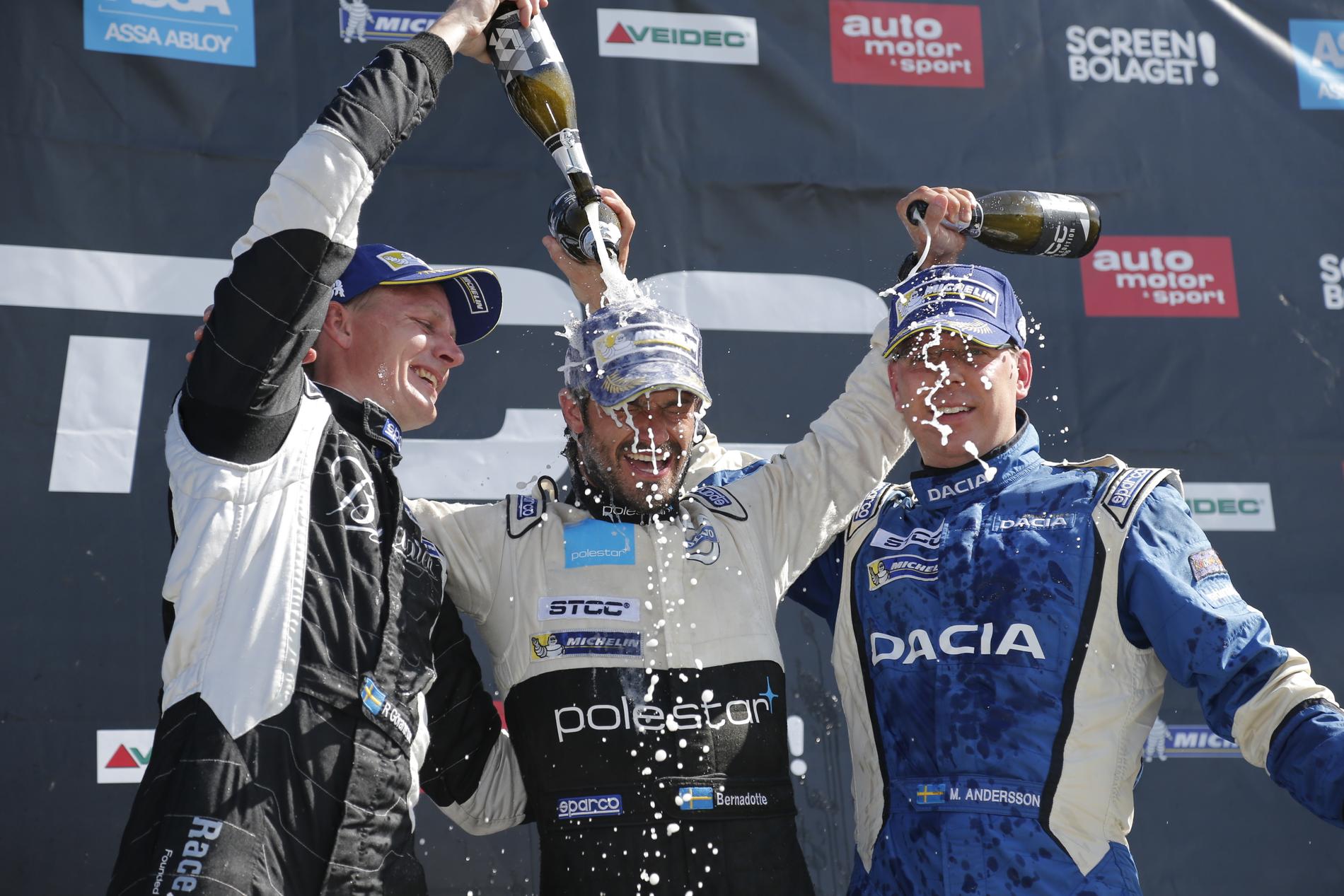 Från vänster; Richard Göransson, Prins Carl Philip Bernadotte och Mattias Andersson, sprutar champagne efter andra heatet på Falkenbergs Motorbana i STCC.