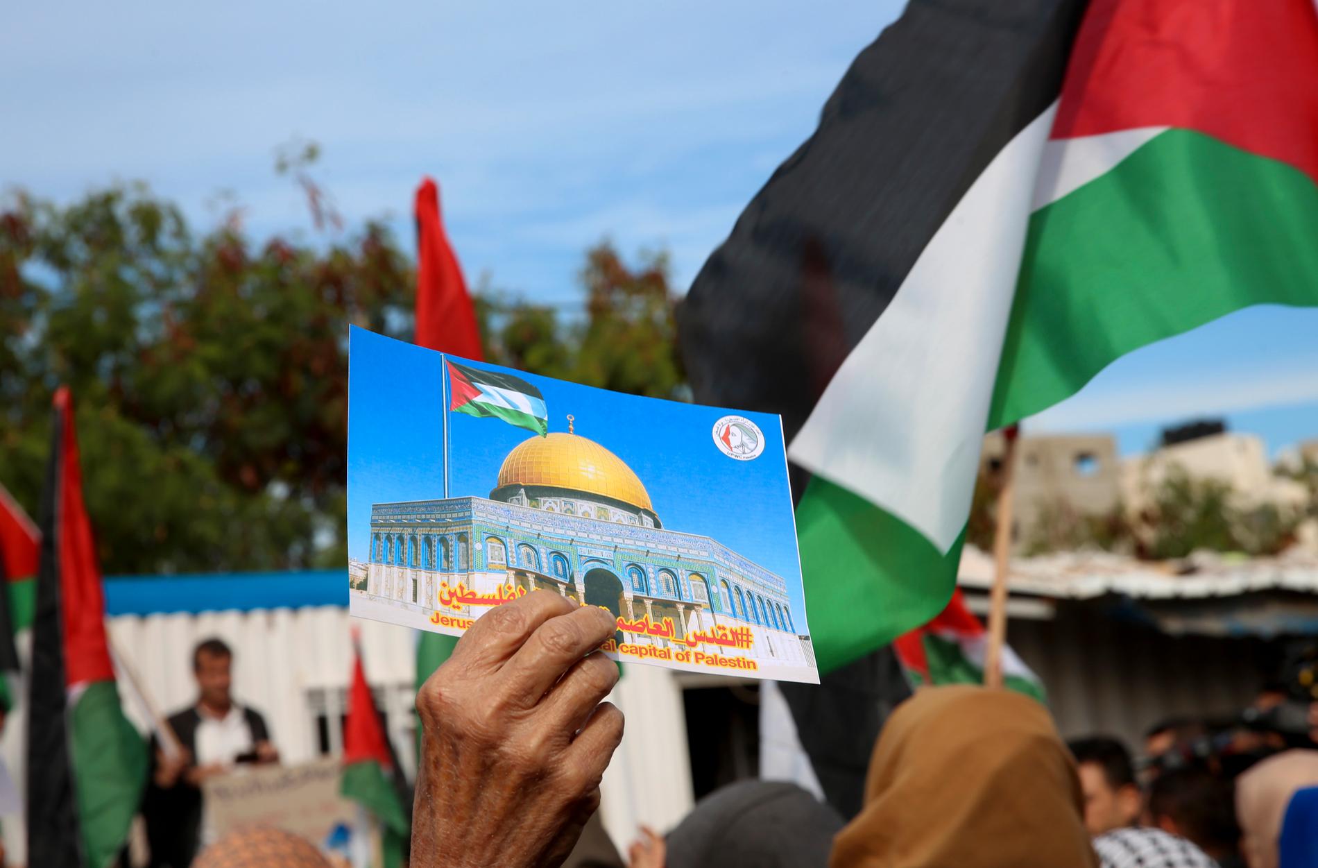 En palestinsk demonstrant i Gaza håller upp en bild av klippmoskén under protester mot USA:s beslut att erkänna Jerusalem som Israels huvudstad. Arkivbild.