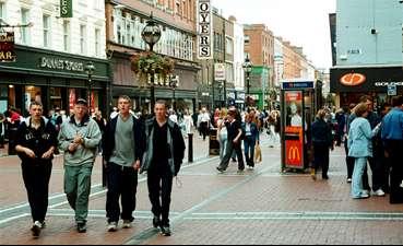 På Grafton street i Dublin är det alltid ett myller av folk. Här ligger mängder av pubar, men även affärer och gallerior för den shoppingsugne.