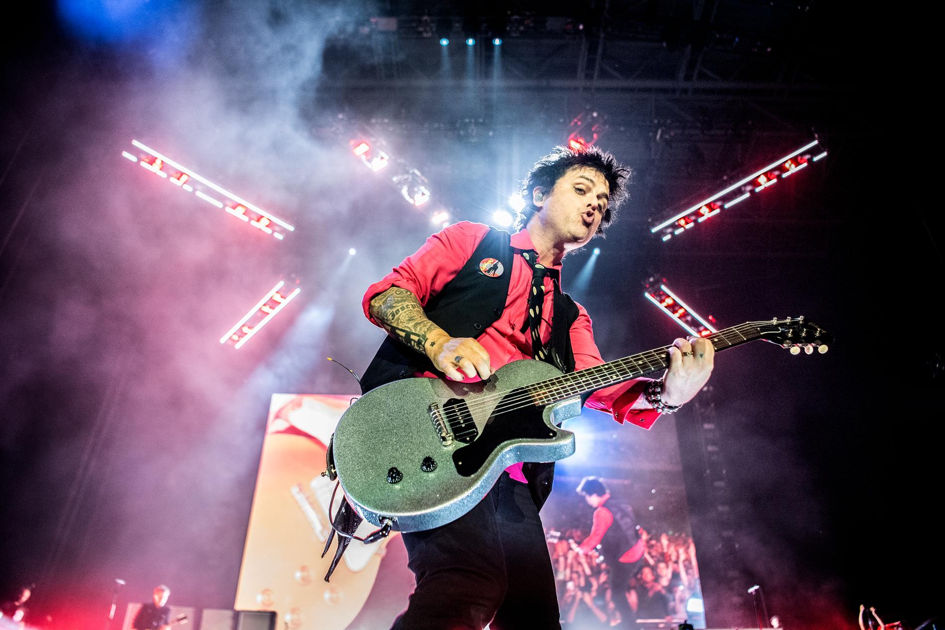 Billie Joe Armstrong i Green Day levererar en dos högeffektiv underhållningspunk på Tele2 Arena i Stockholm.