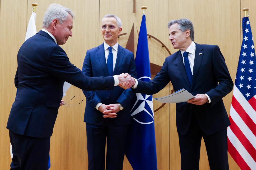 Finlands utrikesminister Haavisto skakar hand med USA:s utrikesminister Blinken. 