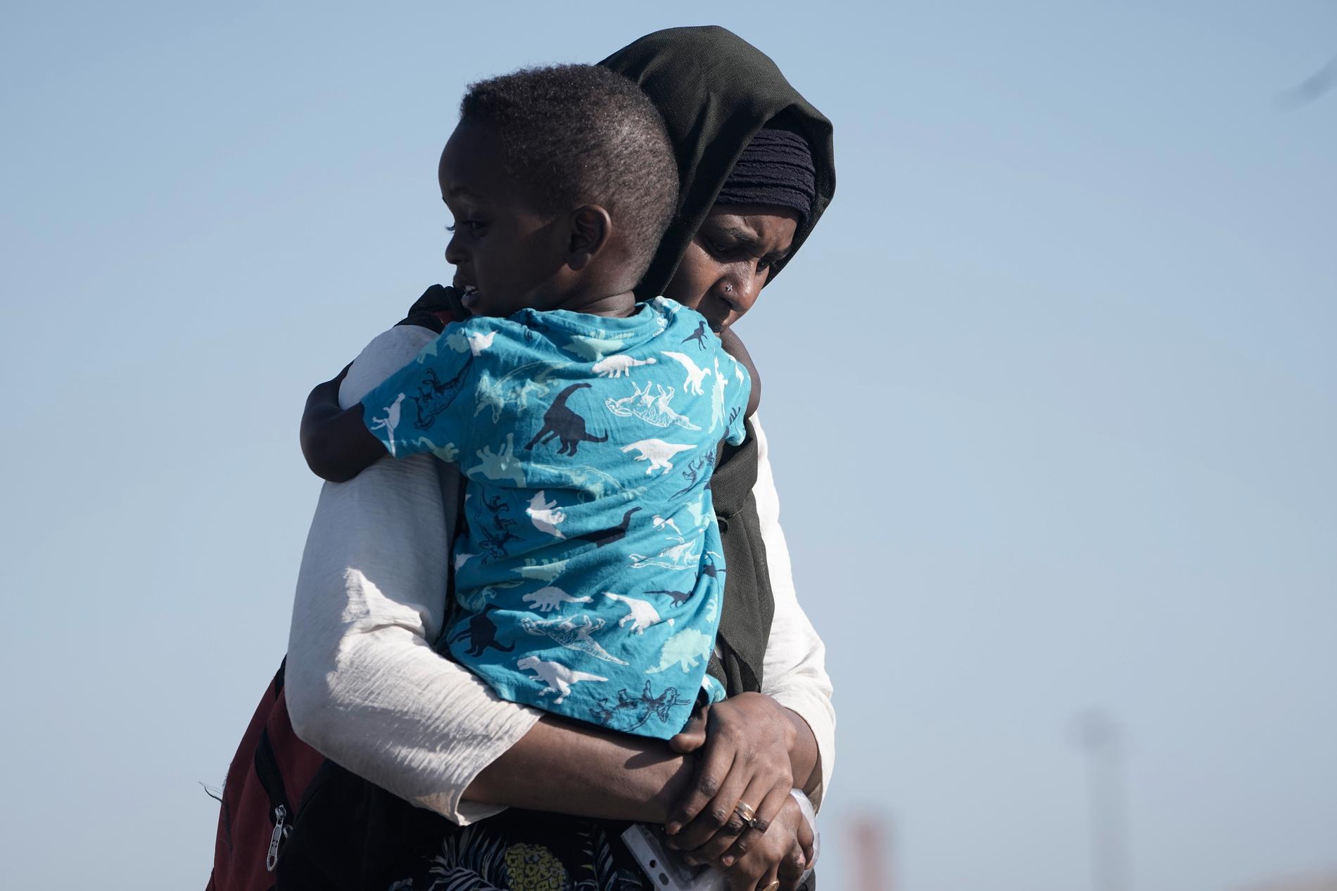 En sudanesisk kvinna med barn på flykt, fjärde maj 2023.